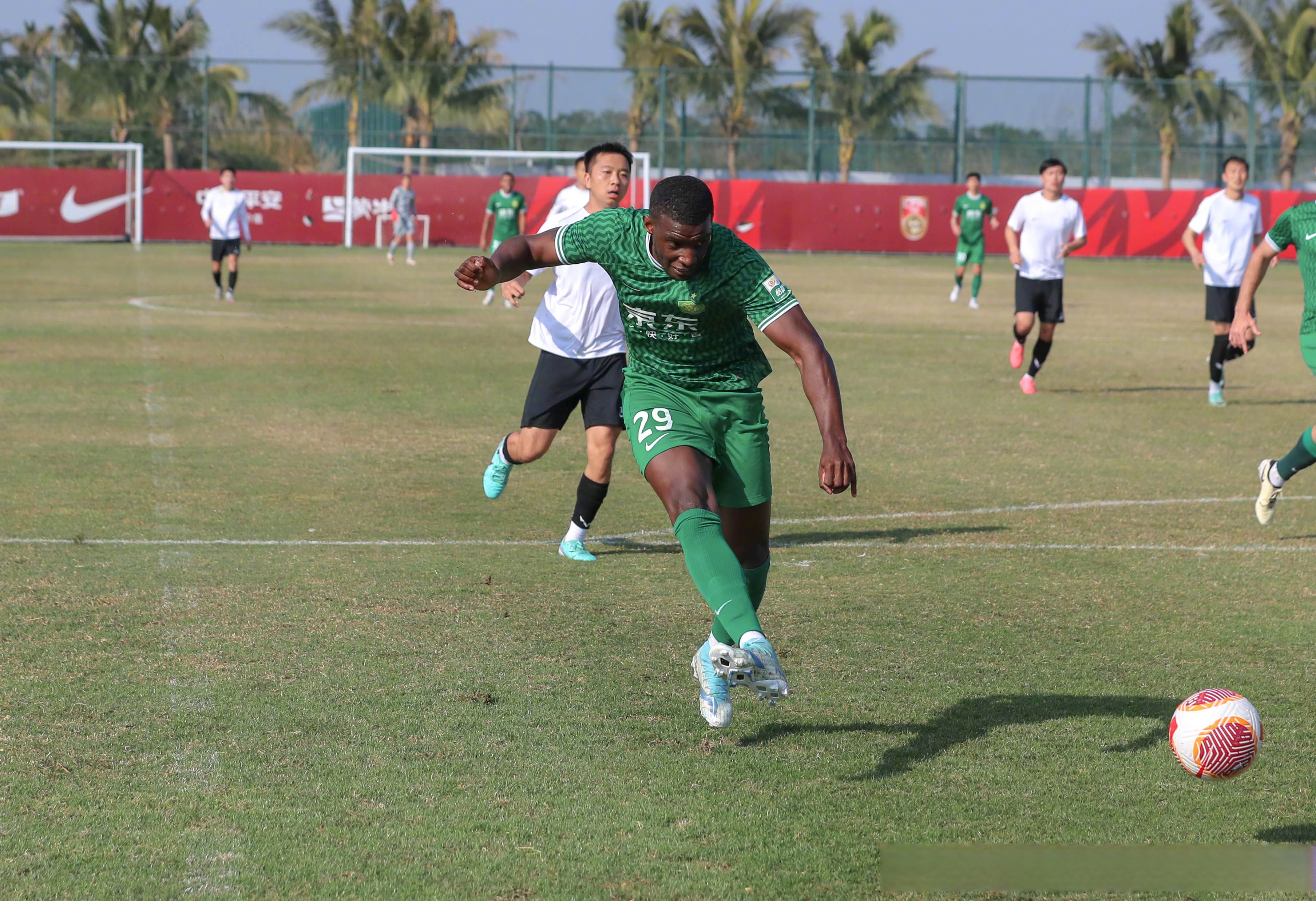 北京国安主场大胜深圳佳兆业，豪取三分的简单介绍