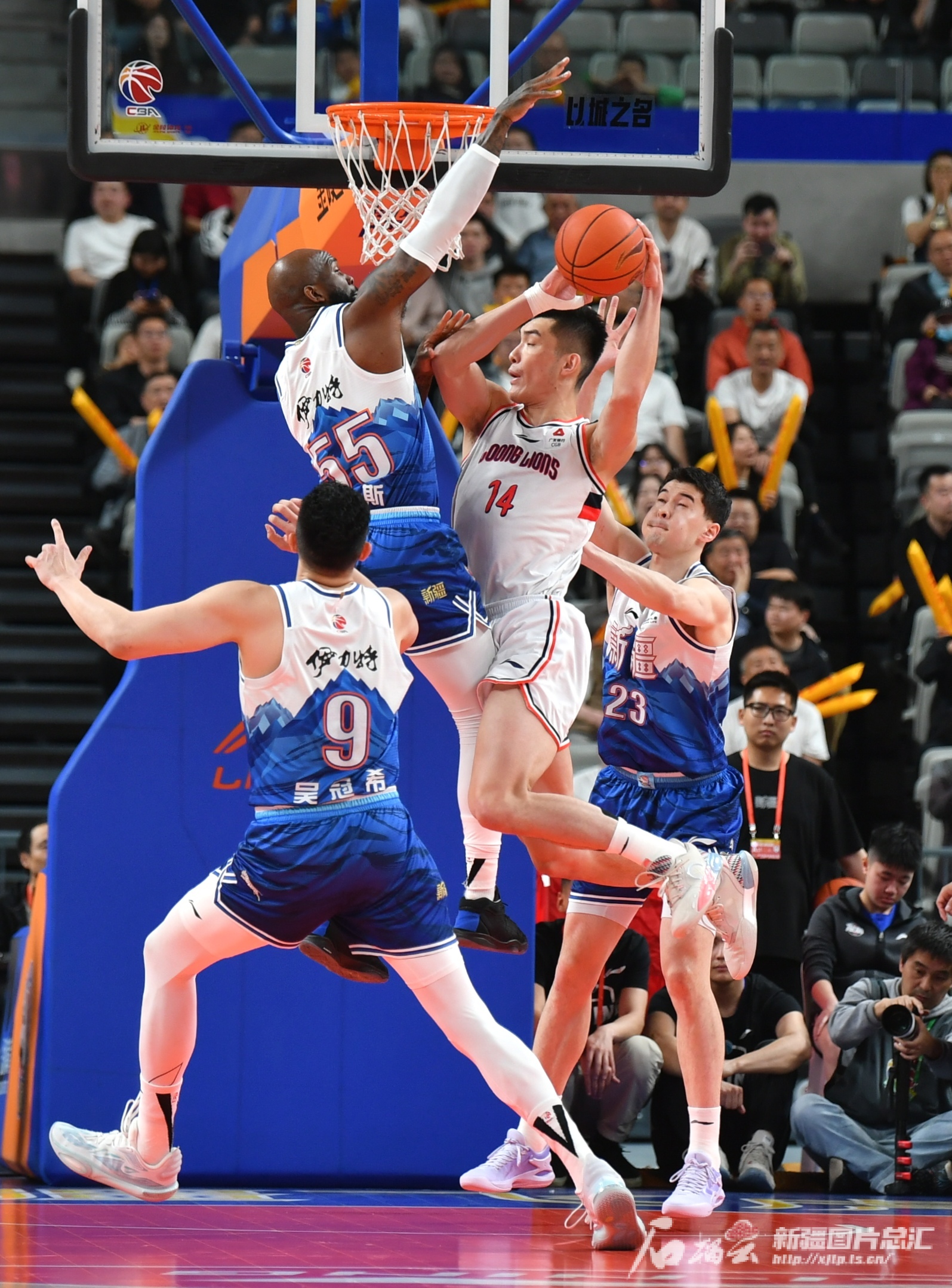 新疆男篮在最近一场比赛中以大比分获胜