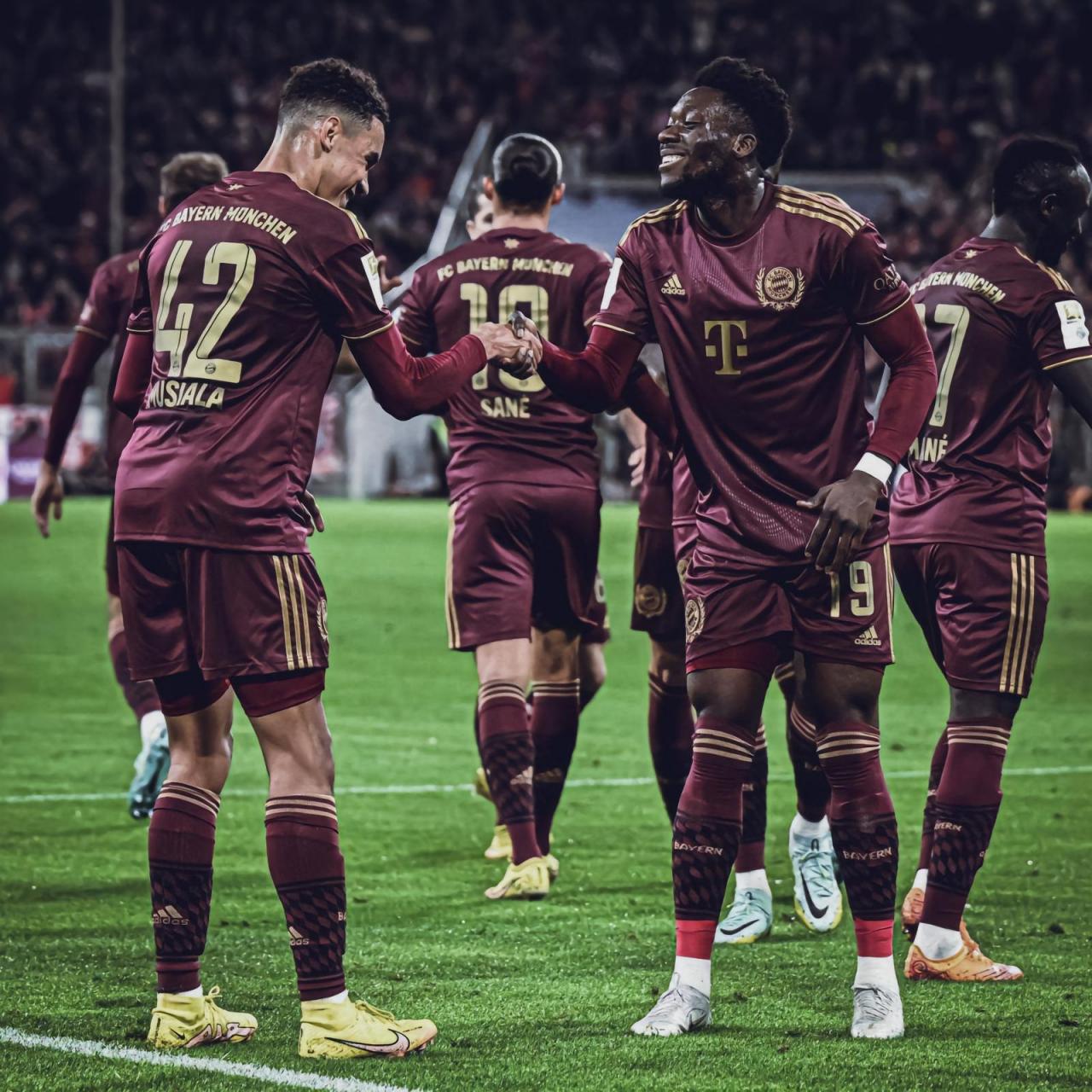 拜仁慕尼黑再创辉煌，队员士气高涨备战