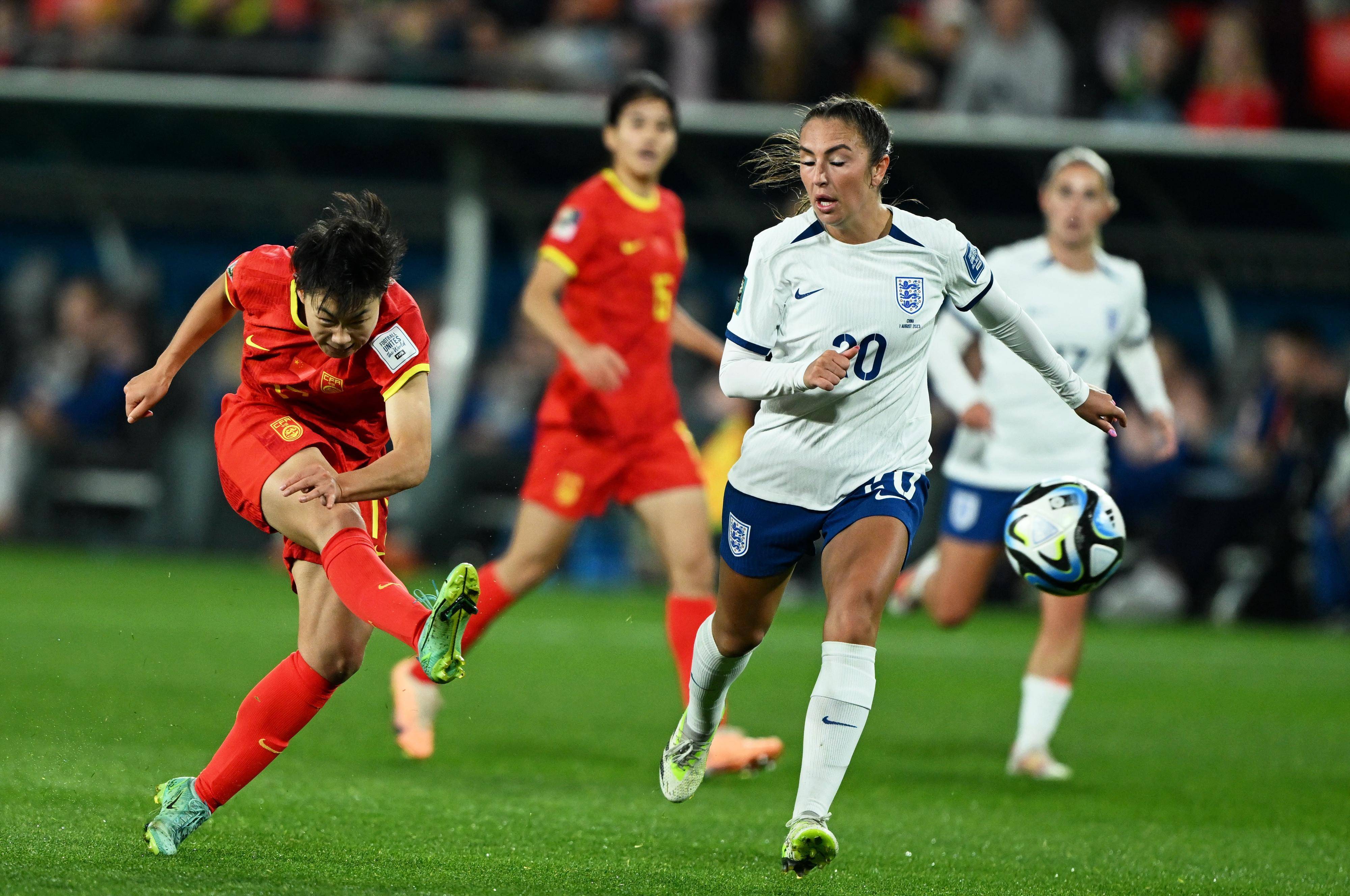 包含英格兰客场不敌波兰，遭遇出乎意料的失利的词条