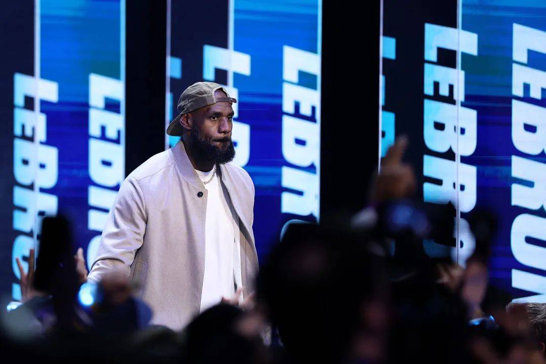 詹姆斯陷入低谷，全明星入选连败，火箭球队命运悬念！